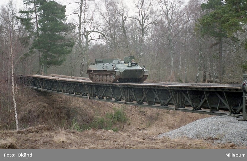Pansarbandvagn 401 (Pbv 401). Kör över krigsbro 5 (KB 5).
