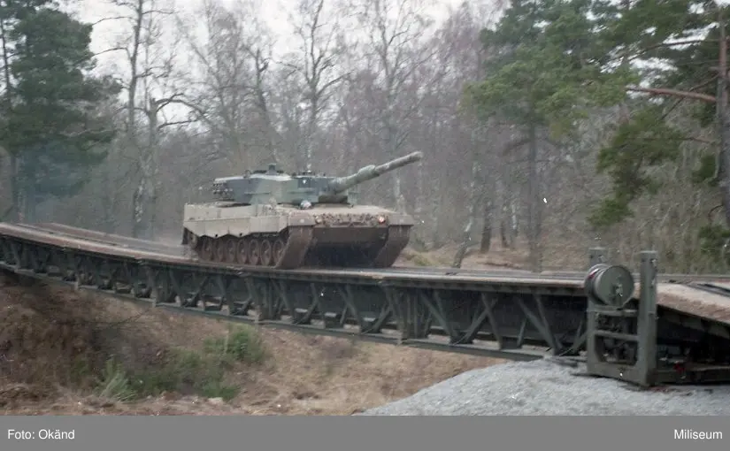 Stridsvagn 121 (Strv 121). Leopard. Kör över krigsbro 5 (KB 5 ...