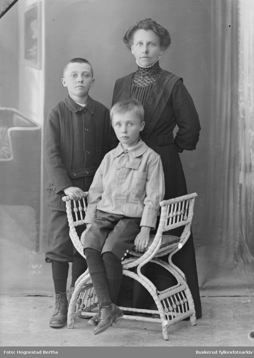 En mor med sine to sønner
Maren Olsen