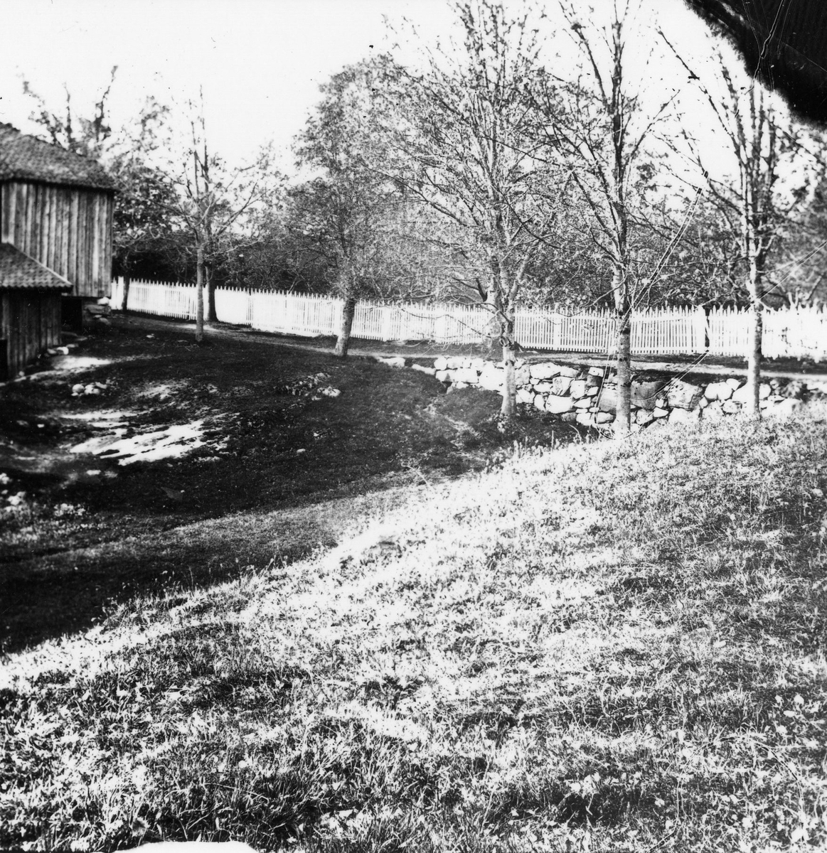 Berg gård, den gamle låven, veien og stakitt gjerde. 1840-60 ca. ( stereoskopisk dobbelbilde)