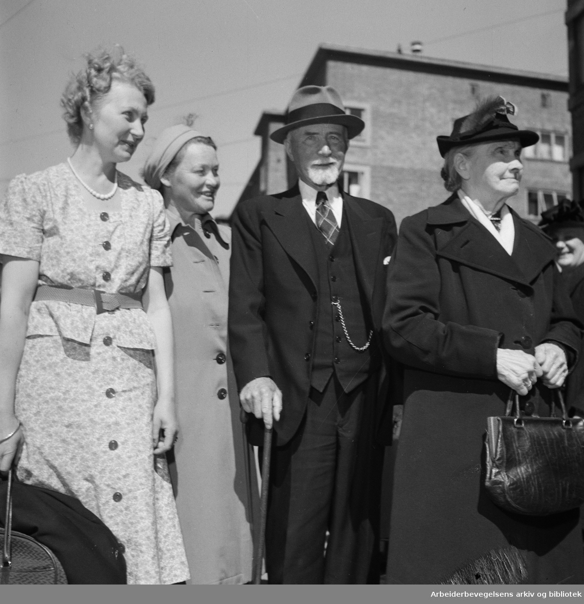 Søndre Åsen Sanitetsforening arrangerer busstur for eldre kvinner fra Torshov til Nesset i Bundefjorden. Fra venstre: Anna Krohg-Olsen, Linde Larsen, herr Krogh og Karoline Dahl klar for avreise. Juni 1949