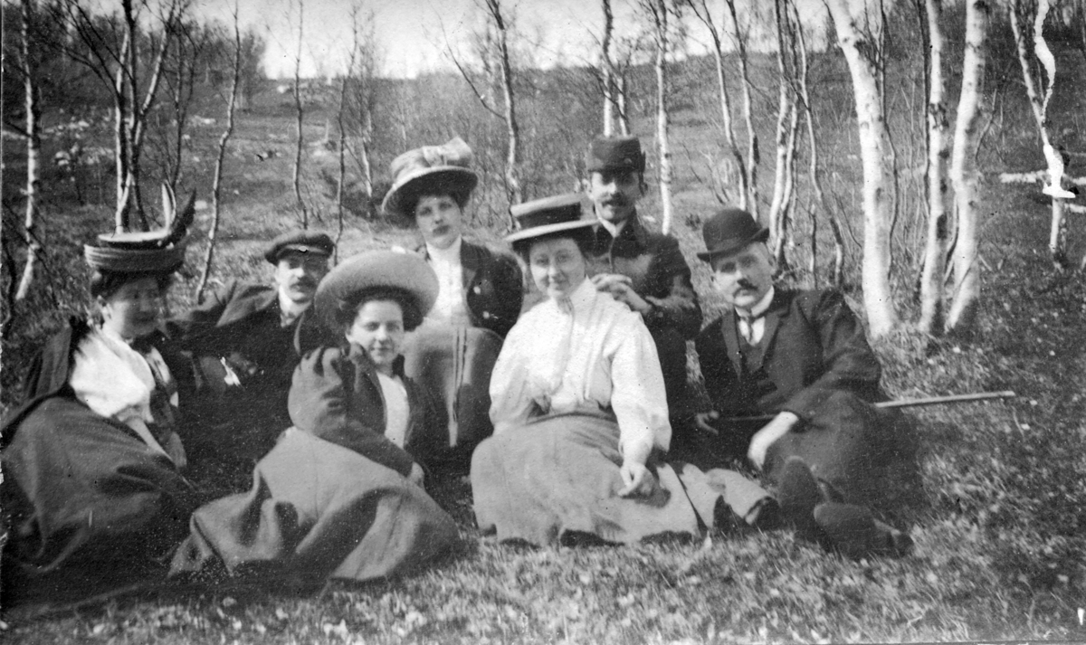 Gruppebilde,2dn. Pinsedag 1908.Bodø.
Menn og kvinner.