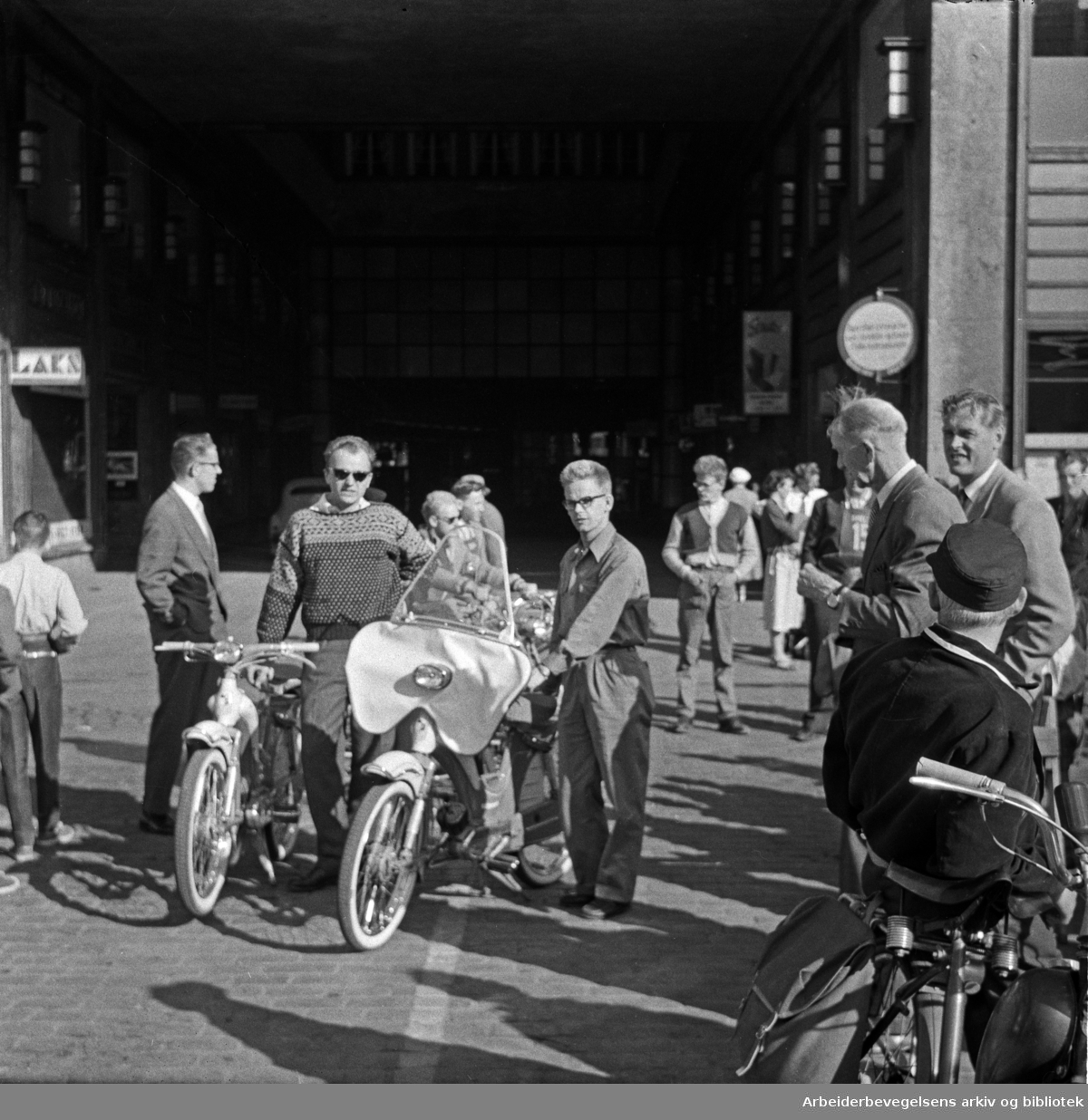 Arbeiderbladet arrangerer moped-tur fra Yongstorget til Frambu (Siggerud i Ski kommune) i samarbeid med Norges Sykkel- og Mopedeieres Forening, 10. juni 1958. Alv Ramberg og Erling Elstad fra Arbeiderbladet til høyre i bildet.