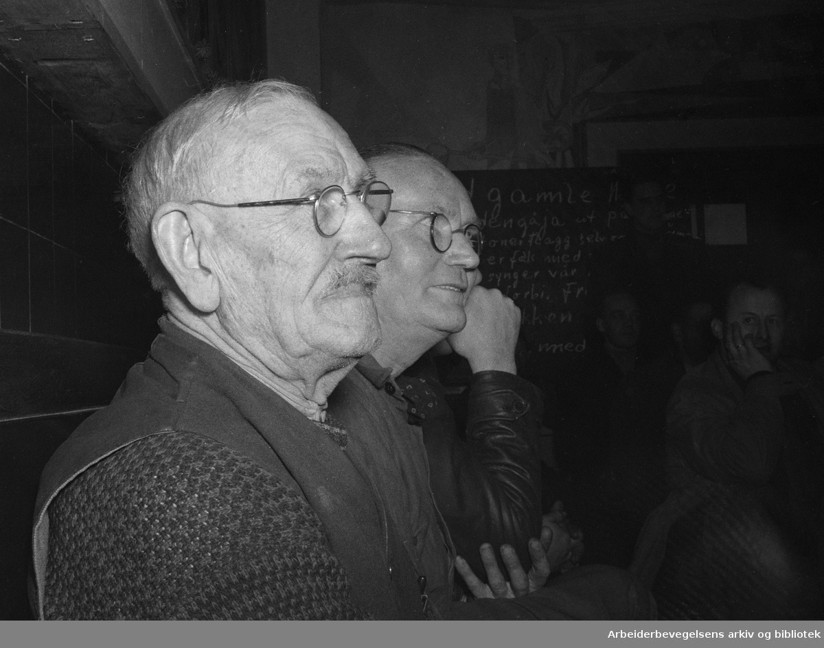 81 år gamle Johannes Reinholtsen står fortsatt i daglig arbeid på Grorud jernvarefabrikk. Februar 1950