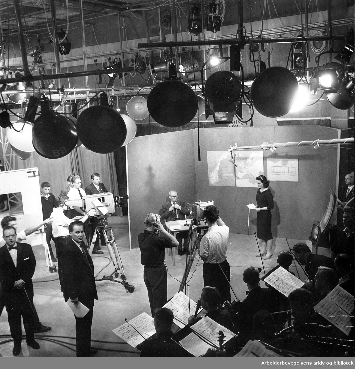 Fra den offisielle åpningen av fjernsynet, den 20. august 1960. På bildet sees blant andre; Kaare Fostervoll, Erik Diesen, Johnny Bergh og kapellmester ved Kringkastingsorkesteret Øivind Bergh. .