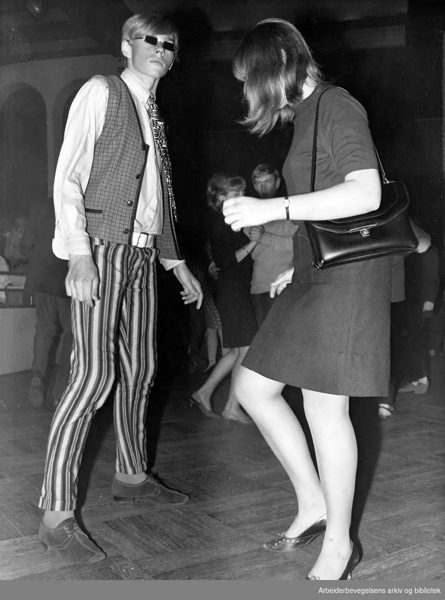 Rondo ungdomsrestaurant. Den senere fotografen, regissøren og modellen Knut Bry med Hanne Kristoffersen på dansegulvet. September 1966