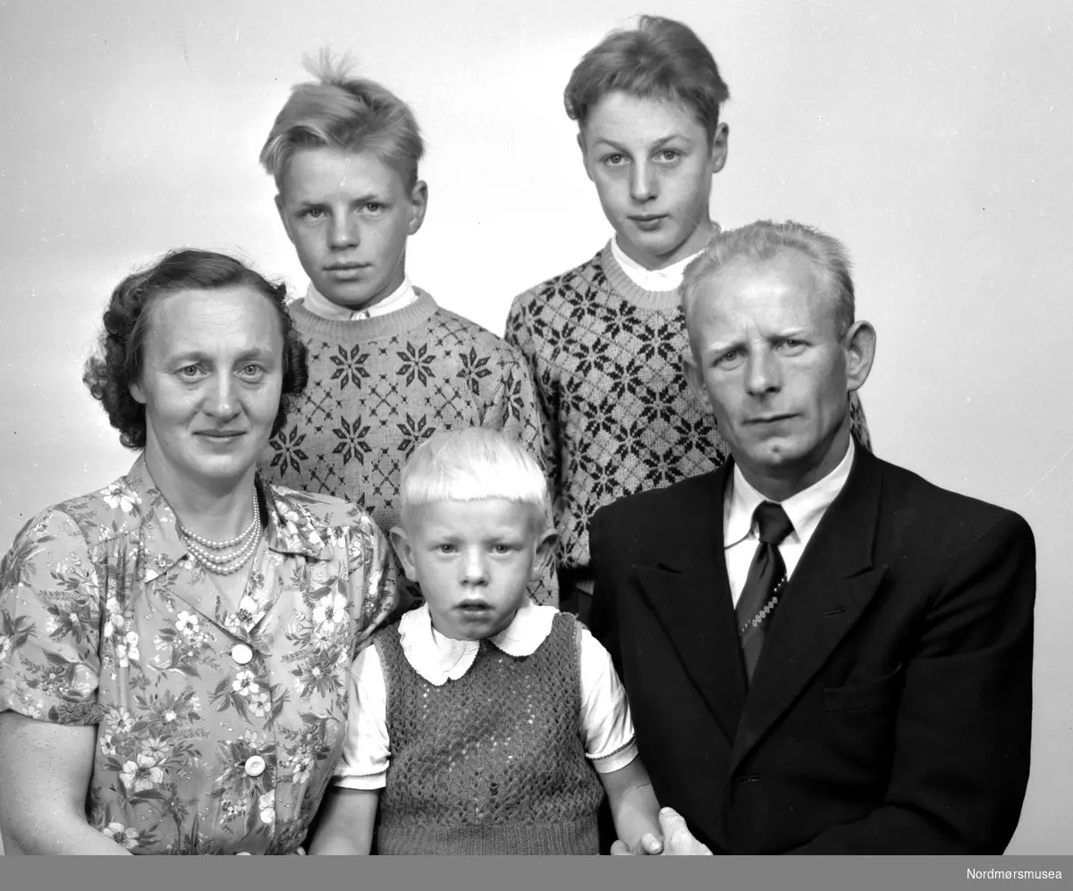 Familiefoto. Bildet er bestilt på navnet Arnold Johansen. Fra ...