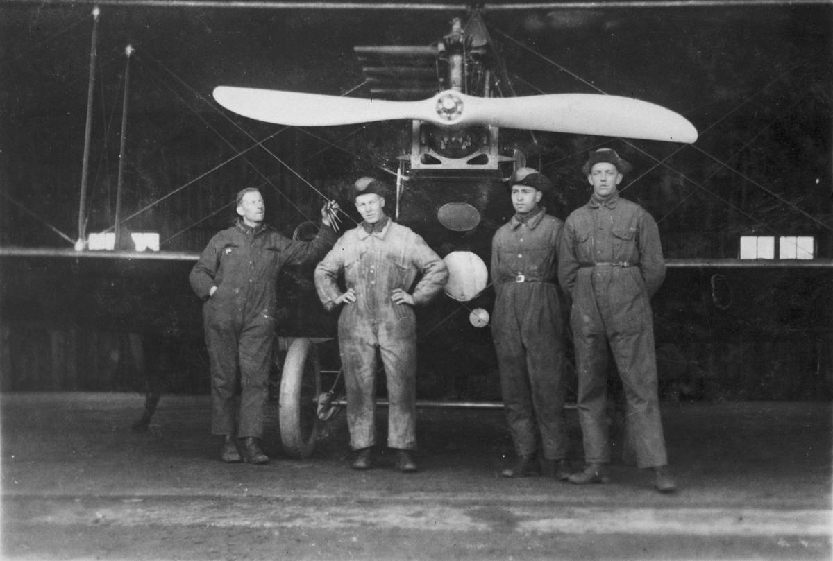 Fyra militära flygmekaniker står vid ett flygplan Albatros i en flyghangar, ca 1920-1929.