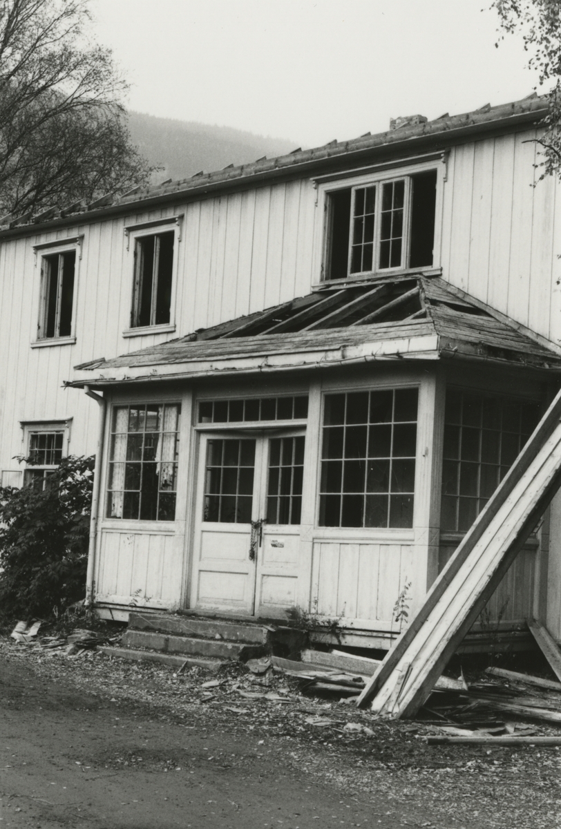 Riving av Bøes Pensjonat, Aurdal, i 1982.