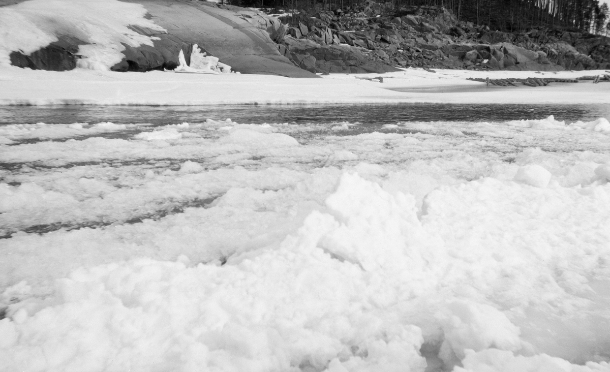 Etter isskytning i Glomma ved Braskereidfoss, Våler, Hedmark. Isen velter frem etter skuddet.