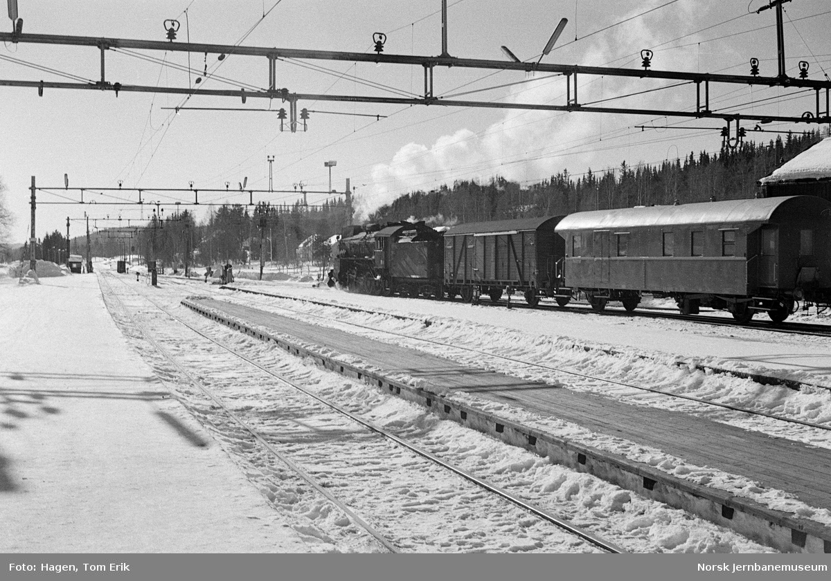 Damplokomotiv 31b 451 med godstog retning Fagernes på Eina stasjon