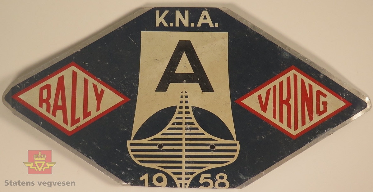 Hovedsakelig blått metallskilt med 2 feste-hull på den nedre delen av skiltet. Skiltet har 3 hjørner som er merkbart bøyd.
Påskrift: K.N.A VIKING RALLY 1958.