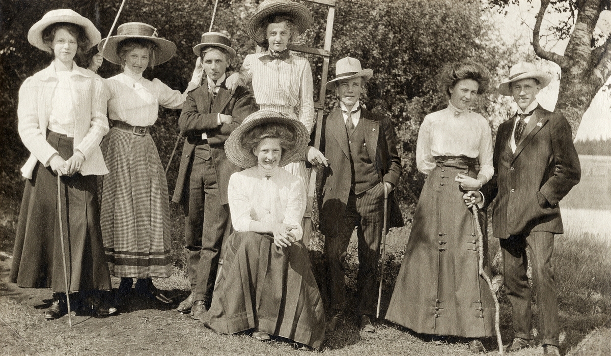 Några okända unga damer med herrsällskap är ute på vandring i det småländska landskapet utanför Åseda. 
Ca 1910. 
Sigrid Herrlin (?).
