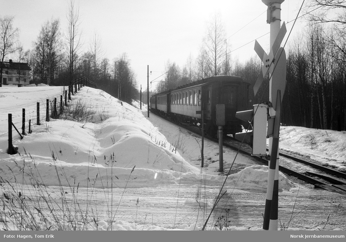 Elektrisk lokomotiv El 11 2147 med persontog retning Oslo i nærheten av Nygard stasjon