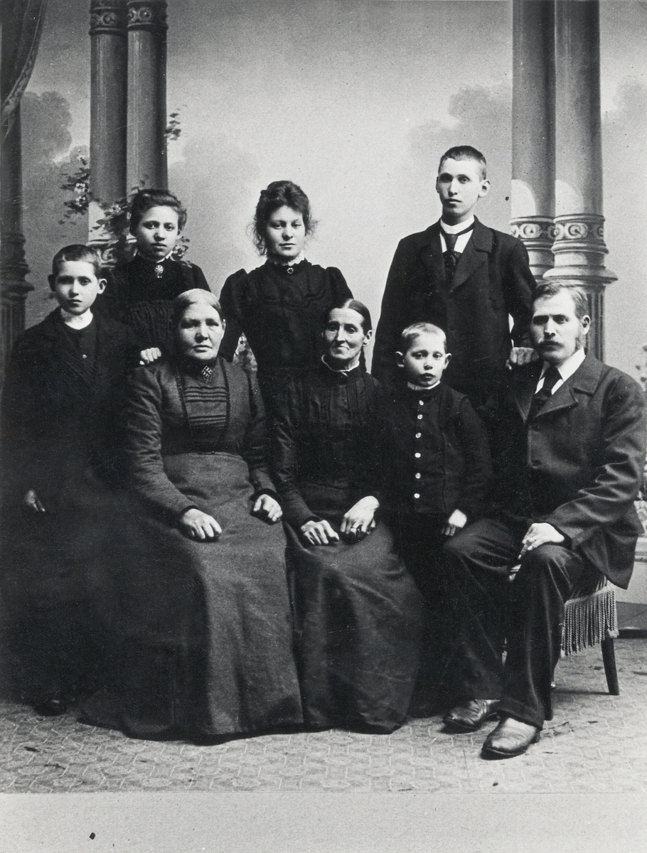 En skomakare med familj, Gamla Norr, Växjö. 
Ateljéfoto, ca 1900.