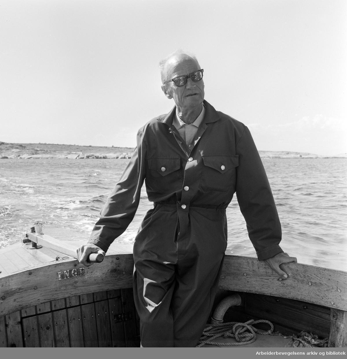 Johan Borgen intervjues av Arbeiderbladets journalist Kjell Chr. Johanssen på Akerøya. Borgen om bord i båten Inge. Juli 1966.