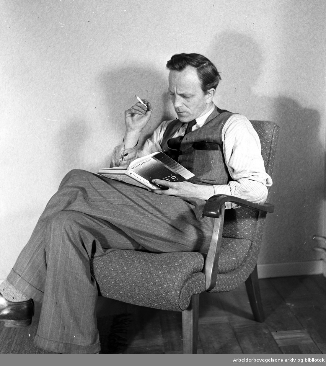 Illustratør og fotograf Thor Wiborg på Den Norske Legasjonens pressekontor i Stockholm. 24. november 1944.