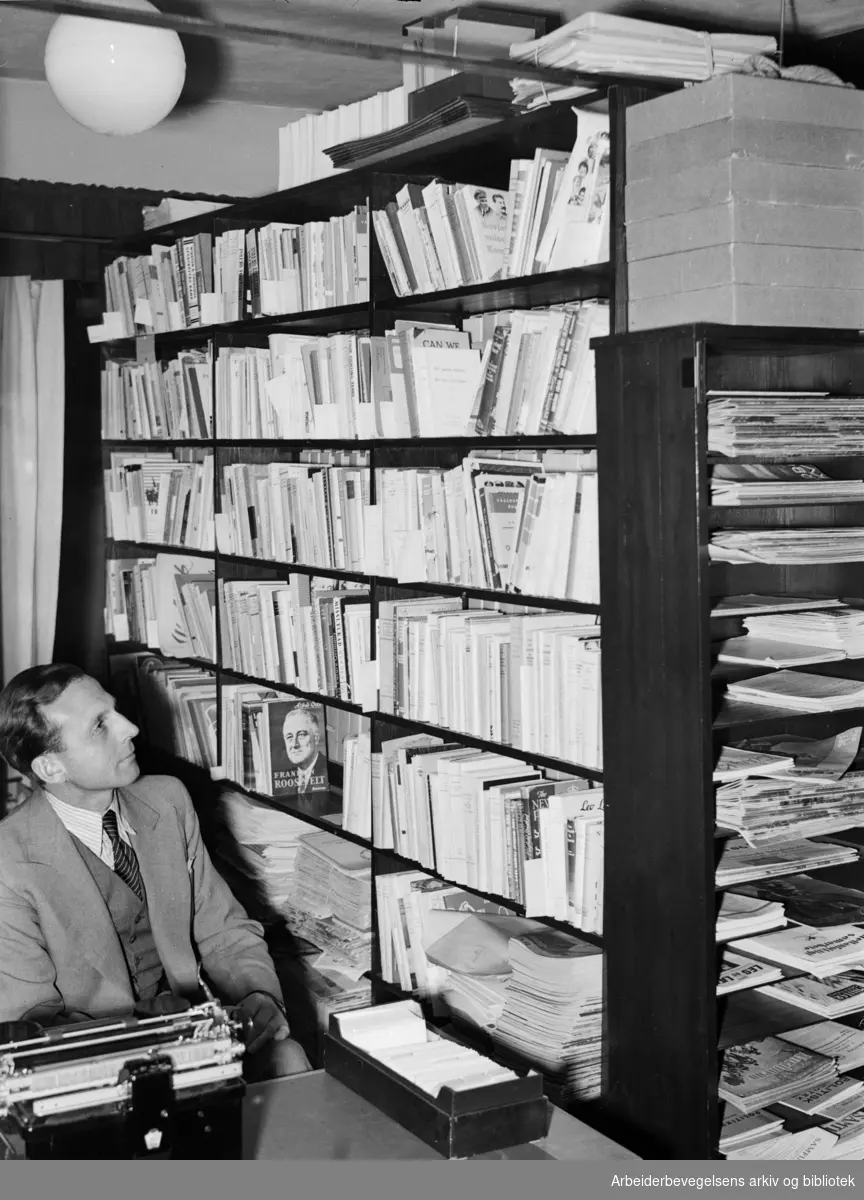 Arbeiderbevegelsens arkiv og biblioteks lokaler i Wilses gate 1. Øivind Berntsen..Oktober 1946