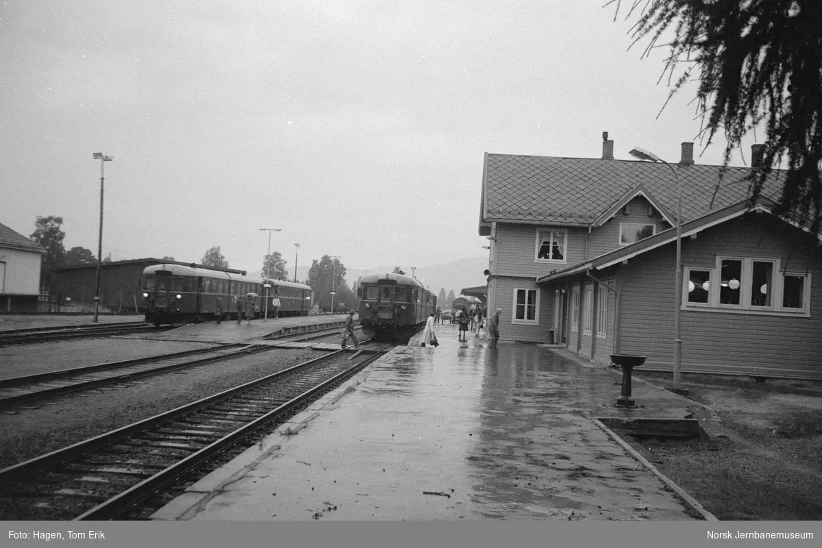 Kryssing på Koppang stasjon mellom persontog til Hamar til venstre og persontog til Røros