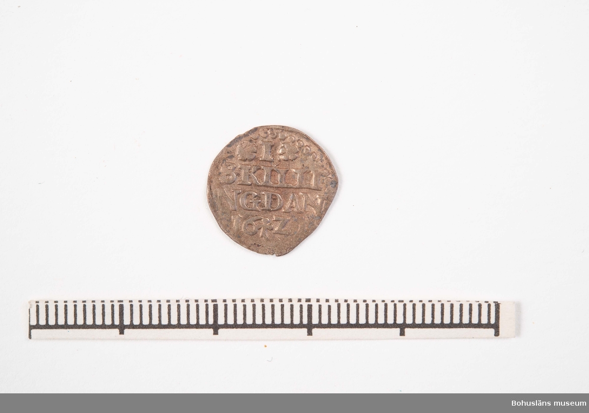 Mynt, silver. Christian IV 1588 - 1648.
Upphittad vid utgrävning i Bokenäs kyrka.

471 Tillverkningstid 1588-1648
410 Mått/Vikt !DIAM1,3 CM
594 Landskap BOHUSLÄN