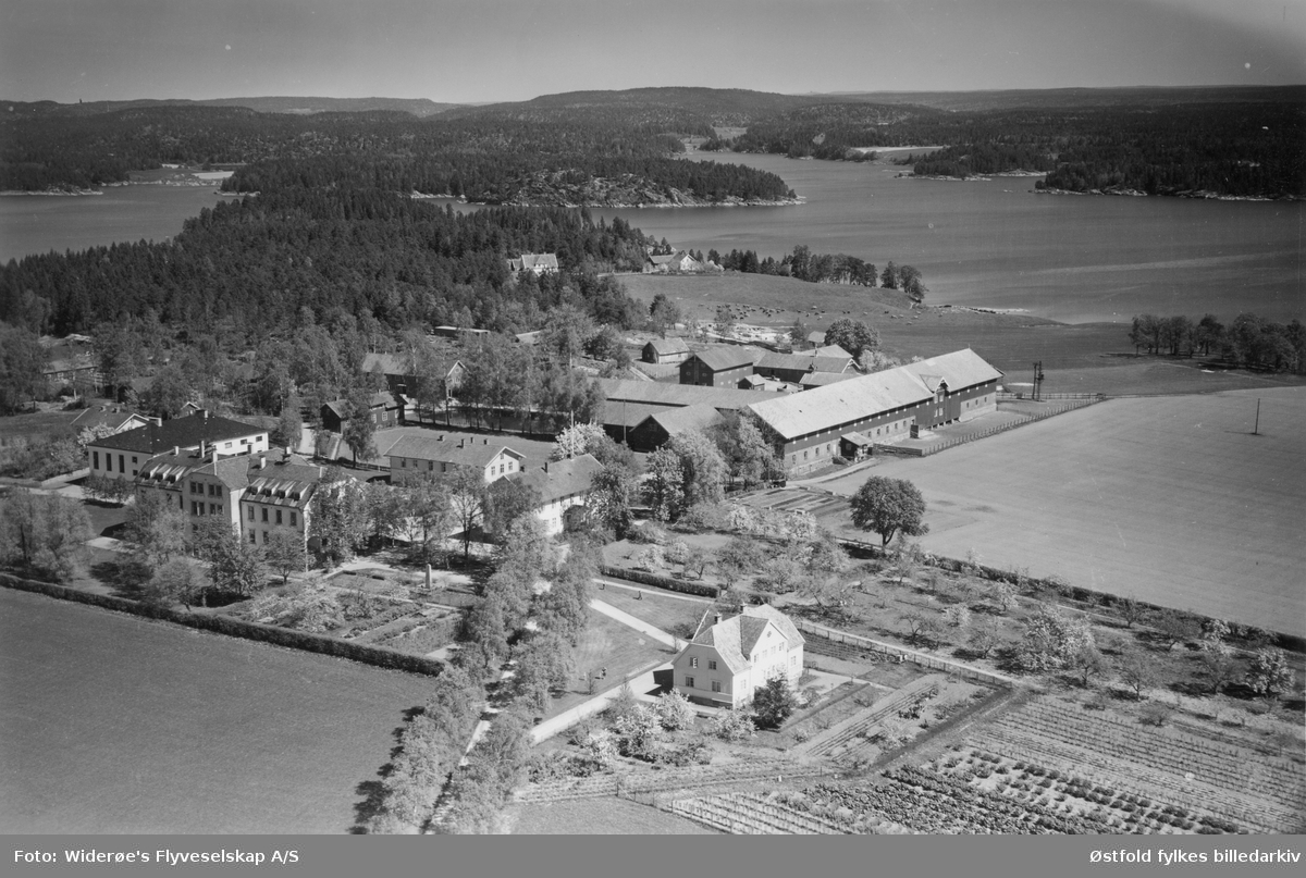 Kalnes Landbruksskole i Tune,, flyfoto 1950.