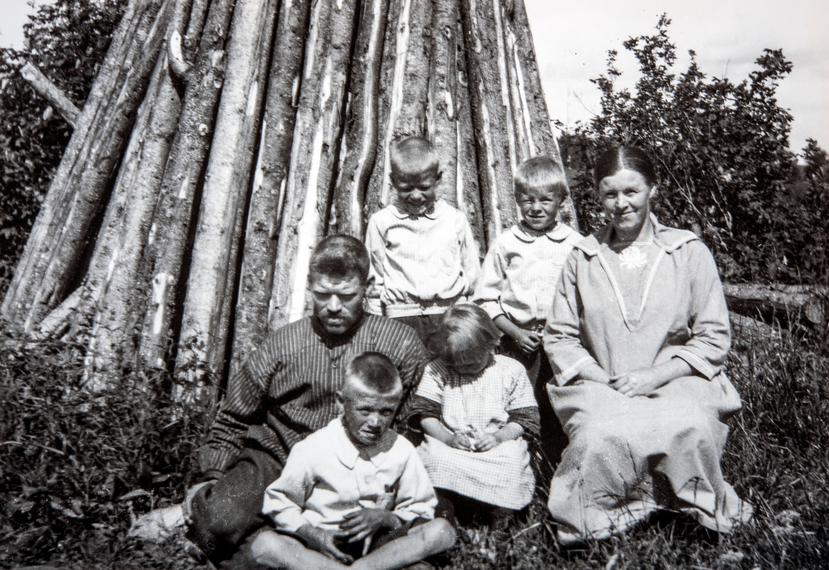Familiegruppe 6 personer. Aksel Granlund (1892-1930) og Thora Emilie Granlund, født Opsahl (1898-1972) sammen med barna. Foran fra venstre Alf og Borghild. Bak fra venstre Mikael og Arvid. Familien bodde i Roksvold under Skjerden gård i Ottestad, Stange.