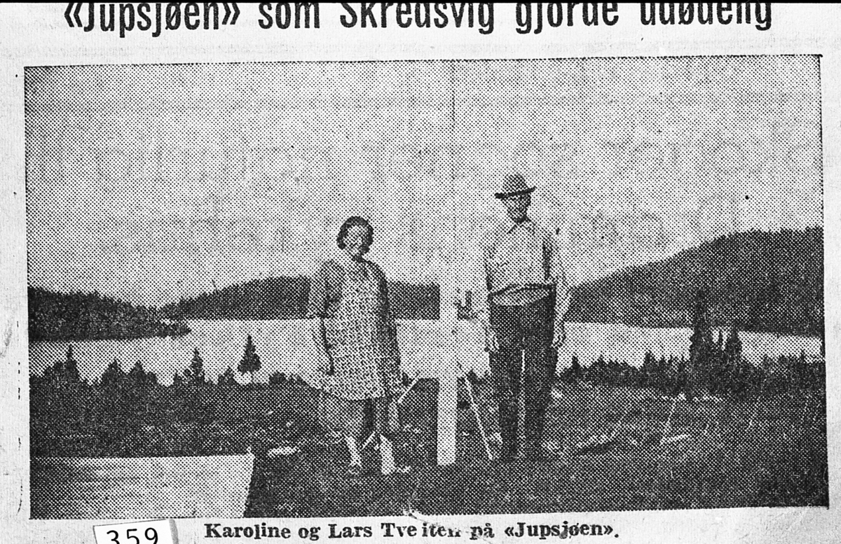 Karoline og Lars Tveiten ved Djupsjøen seter, som ble gjenoppbygget etter krigen. Jupsjøen i bakgrunnen. Avfotografert avisutklipp, selve motivet fra rundt 1930.