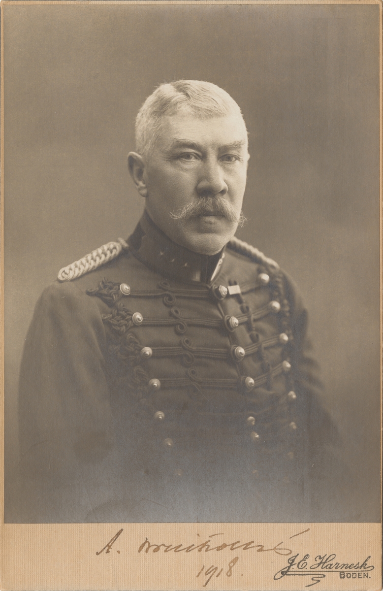 Porträtt av Axel Breitholtz, överste vid Boden-Karlsborgs artilleriregemente A 8.

Se även bild AMA.0000992.