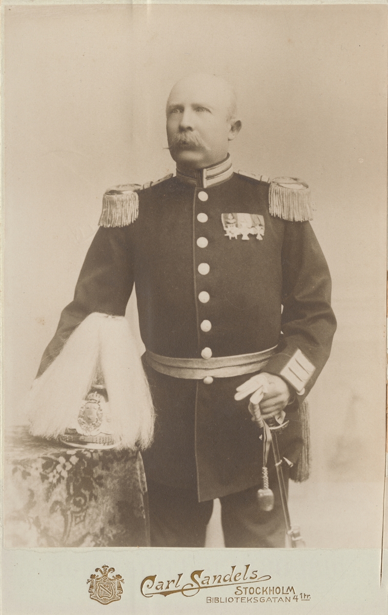 Porträtt av Anton Erik Otto Arkadius Baeckström, major vid Göta livgarde I 2.

Se även bild AMA.0006854, AMA.0006900 och AMA.0006918.