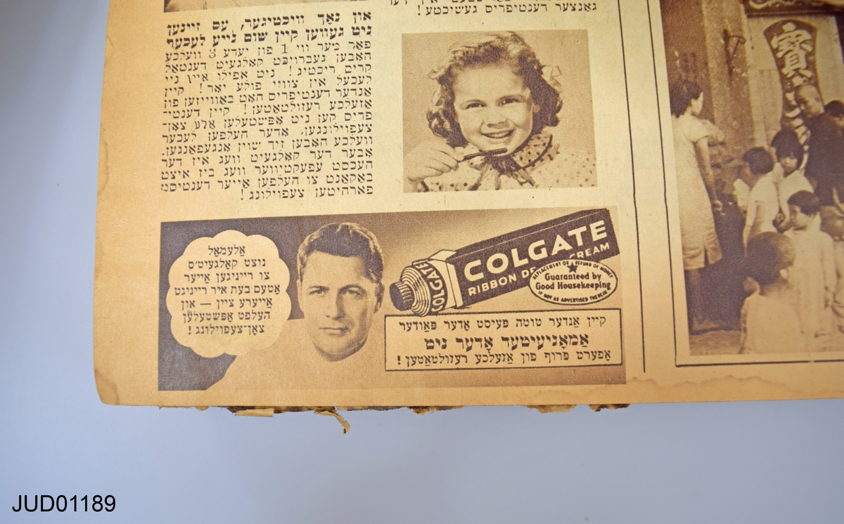 Två böcker i stort format med inbundna årgångar av jiddisch-tidningen Forwerts/Forward.