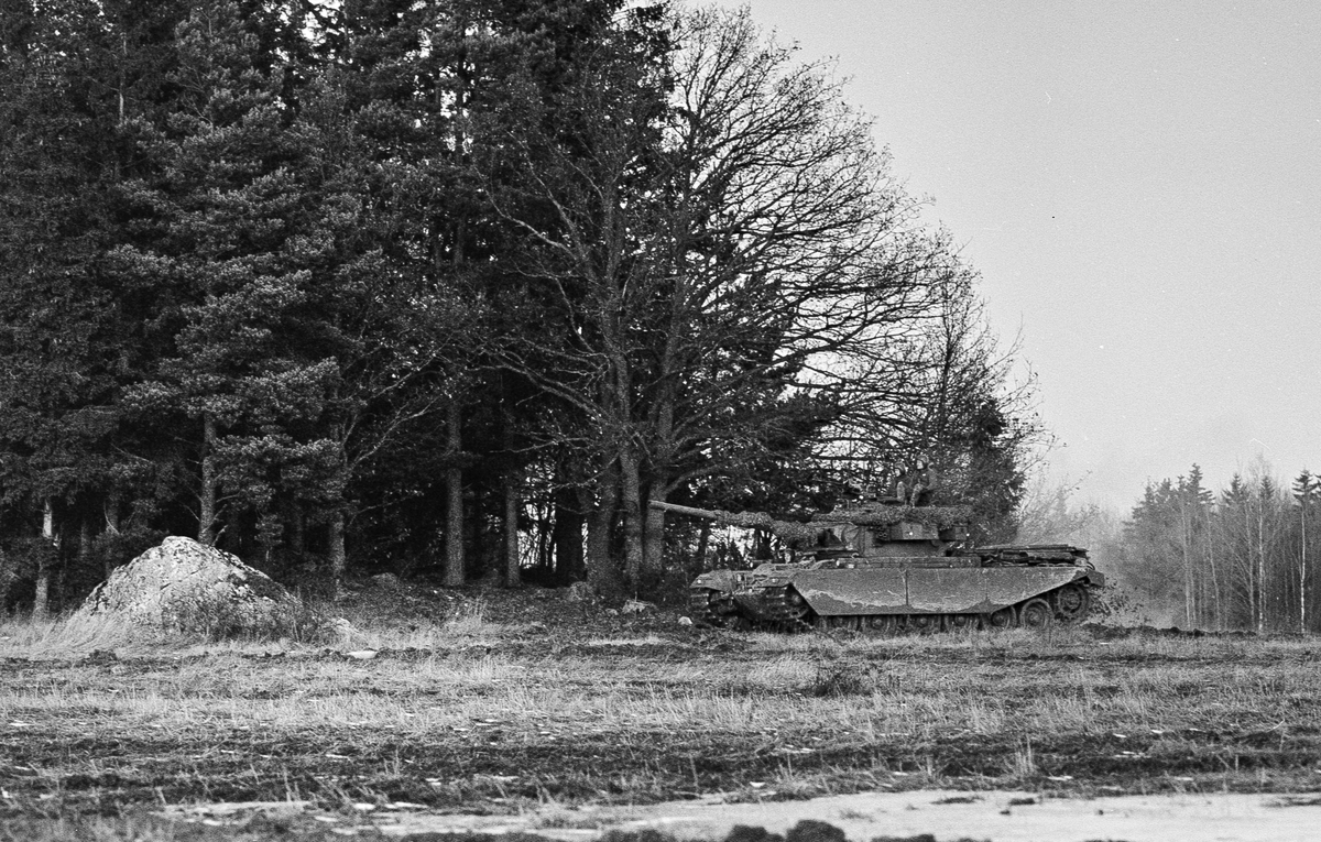 Norra fältet, vintern 1974

Stridsvagnspluton framrycker på norra fältet, förmodligen vid Lundberga. 
Tre bilder från kompani- eller bataljonsövning.