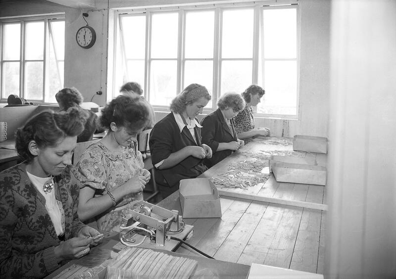 Norplasta_kvinner_i_arbeid_august_1949_Foto_Schrder_Fotoeier_Sverresborg_folkemuseum.jpg. Foto/Photo