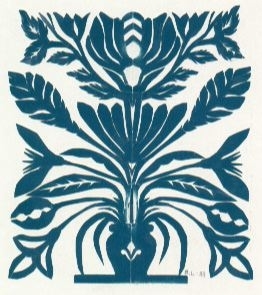 Motivet är klippt ur blågrönt papper och föreställer en fantasiblomma i vas.