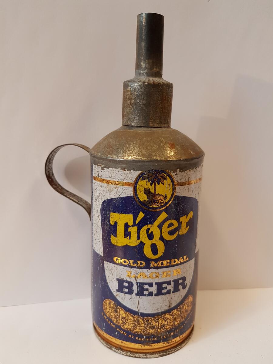 En oljelampa gjord av en ölburk som heter "Tiger". Föremålet är köpt på bymarknaden i Chittagong Hill Tracts 1980.