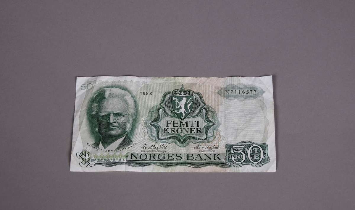 Pengeseddel, femtilapp med portrett av Bjørnstjerne Bjørnson. På den andre siden motiv av Borgund stavkirke.
