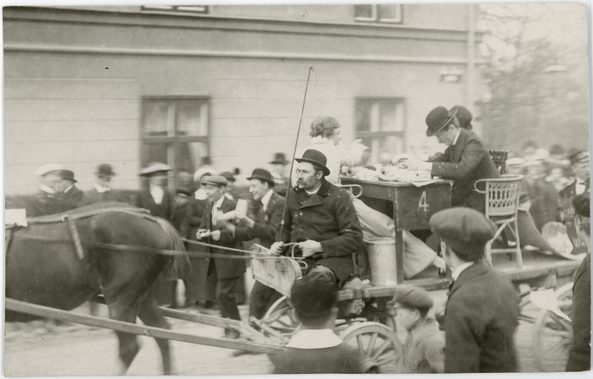Karnevalståg, utdelning av valsedlar gjorda av toalettpapper, Uppsala 1914