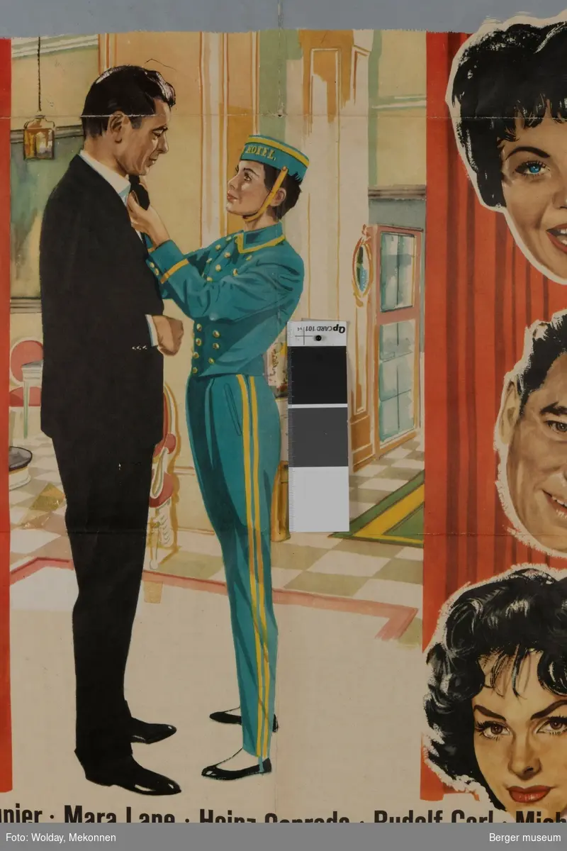 Scene fra et hotell: gjennom to røde gardiner vises en pikkolo som retter på slipset til en herremann. På høyre side er det malt inn tre portretter;