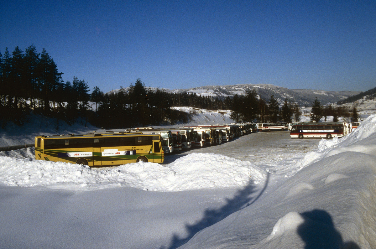 Lillehammer under OL 1994. Bussoppstillingsplass ved østsida av E6 sør for Storhove. E6 til venstre. Sett mot nord.