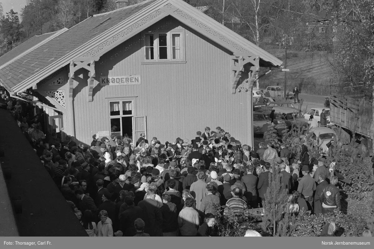 Arrangement på Krøderen stasjon ved veterantogets ankomst