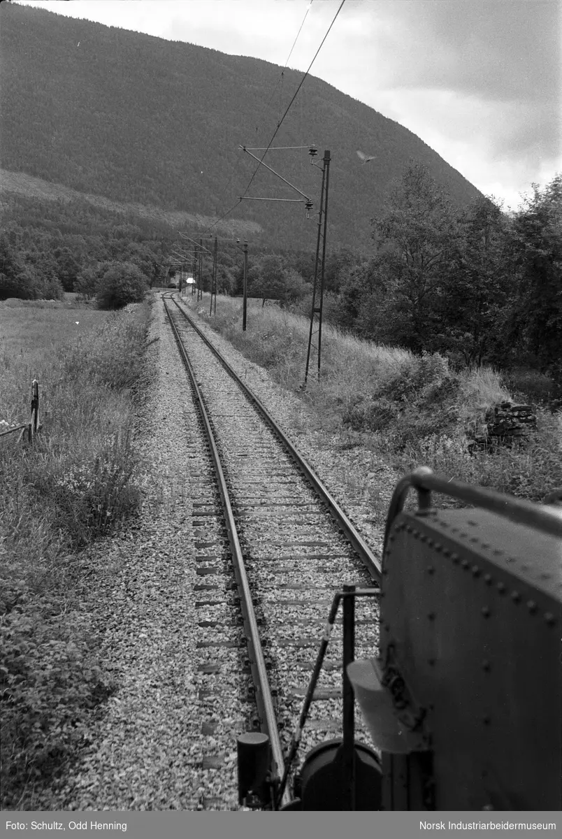 Vindmur langs Rjukanbanen i nærheten av Miland, sett fra lokomotiv.