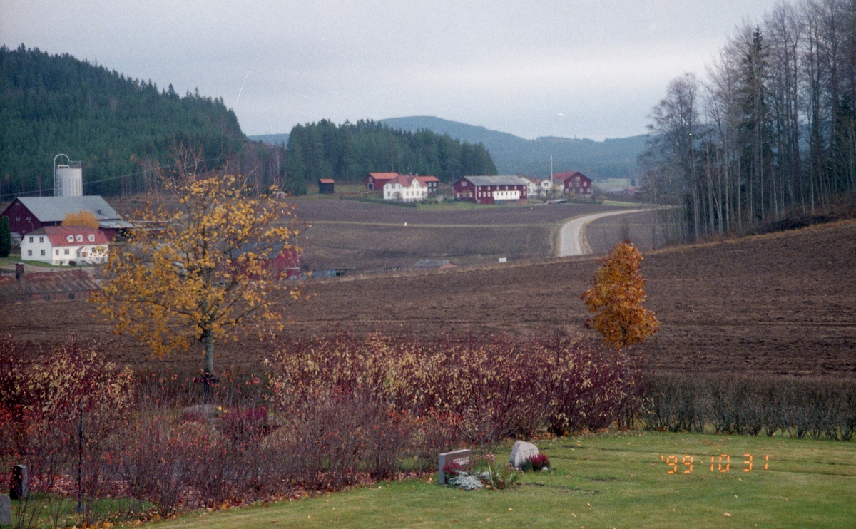 Gravsten på Rengsjö kyrkogård med utsikt över landskapet och gårdarna, 31 oktober 1999.
