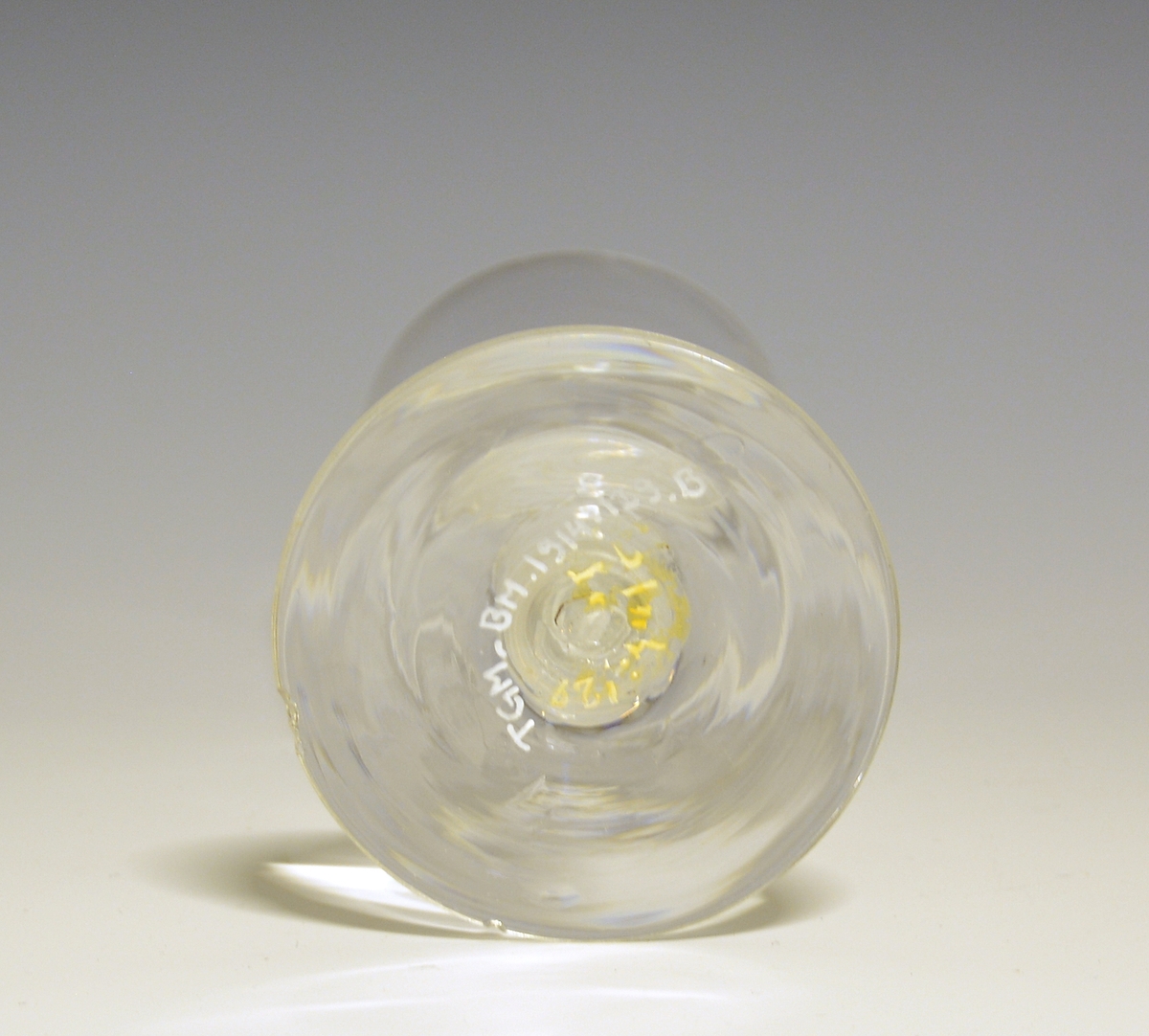 Fra protokollen:
Rødvinsglas, 2 stk. (A-B). Store, stilken med hvite spiraler.