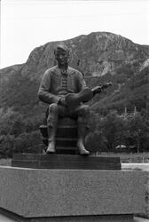 Statue av Myllarguten på Myllarplassen.