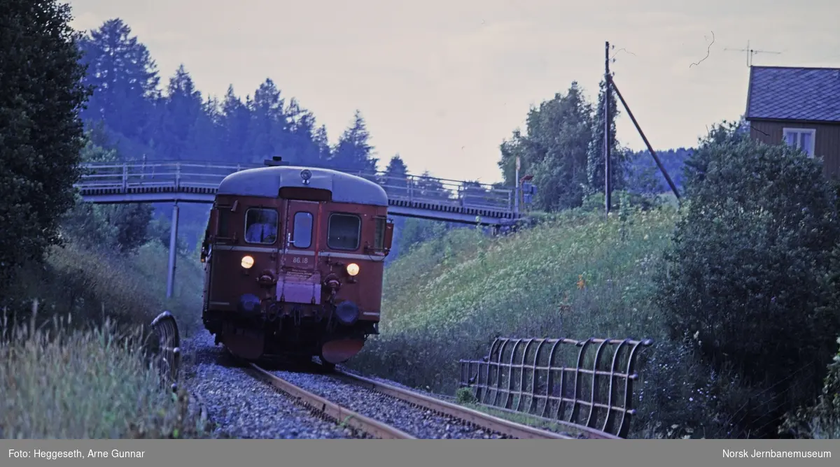Dieselmotorvogn BM 86 18 med persontog til Storlien ved Hegra stasjon