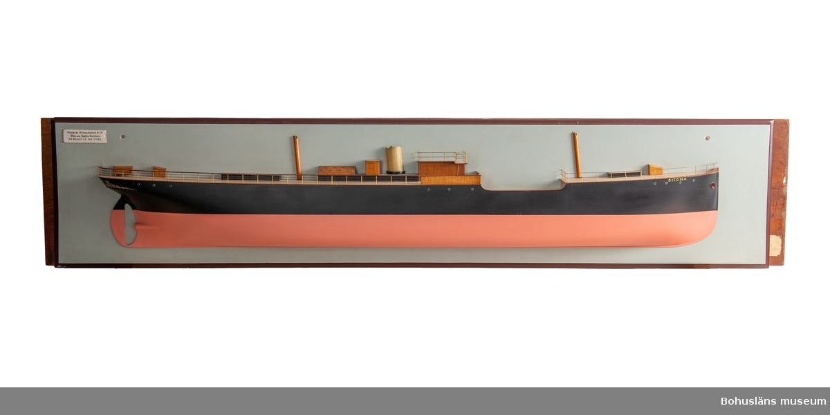 Halvmodell av ångskonerten S/S SITONA. 
Monterad på väggplatta med text: "WIGHAM RICHARDSON OCH CO. Ship and Engine Builders NEWCASTLE ON TYNE".
Skador på skorsten.