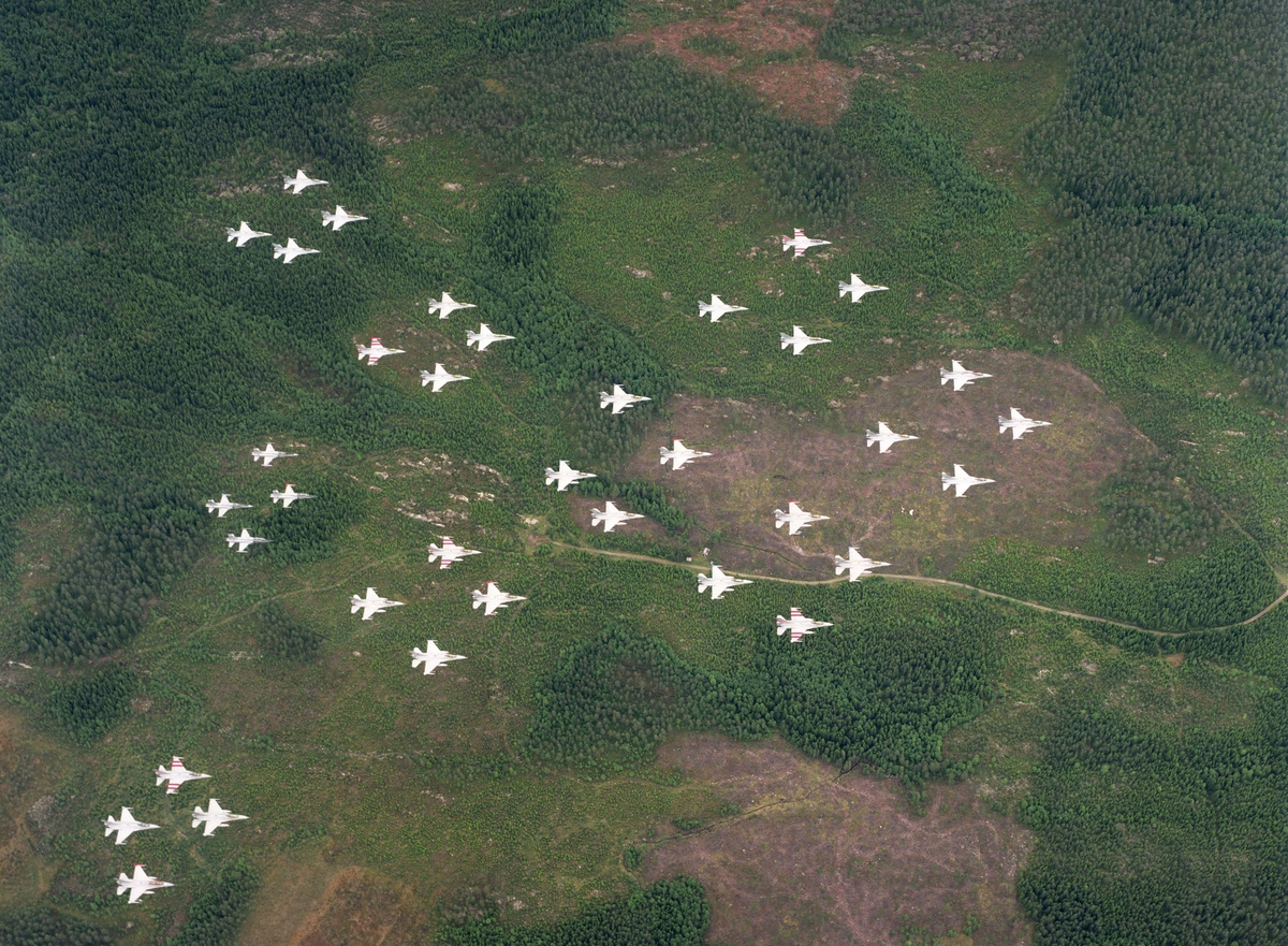 Formasjon F-16 og F-5. Totalt 36 fly i forbindelse med 50 års jubileum.

