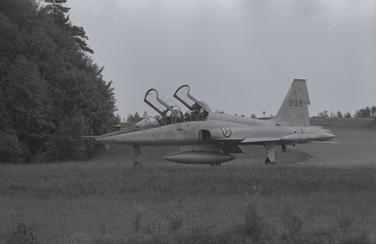 Northrop F-5B 909.