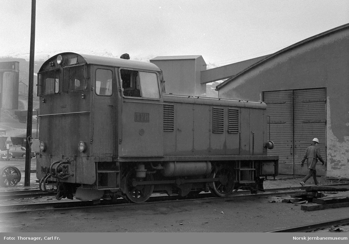 Sulitjelmabanens diesellokomotiv TYR utenfor lokomotivstallen på Lomi stasjon