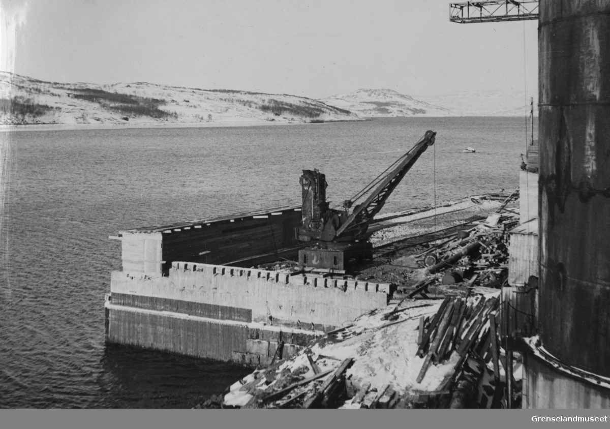 Innstøping av kranskinne på malmkaia, 17. mars 1948.