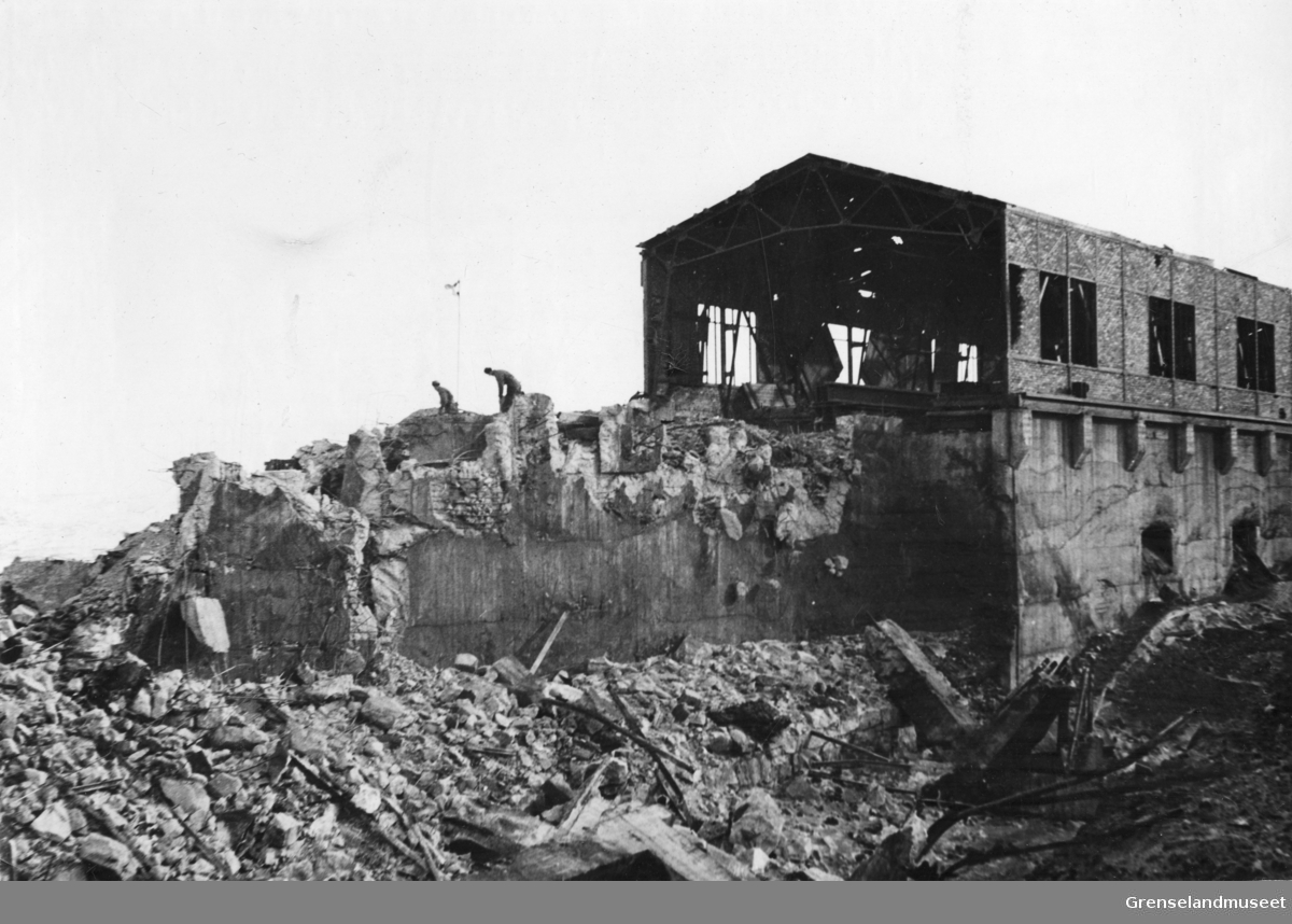 Sprenging av knusersiloen under rivingen av Sydvarangers anlegg i Kirkenes etter krigen, 16. mars 1948.